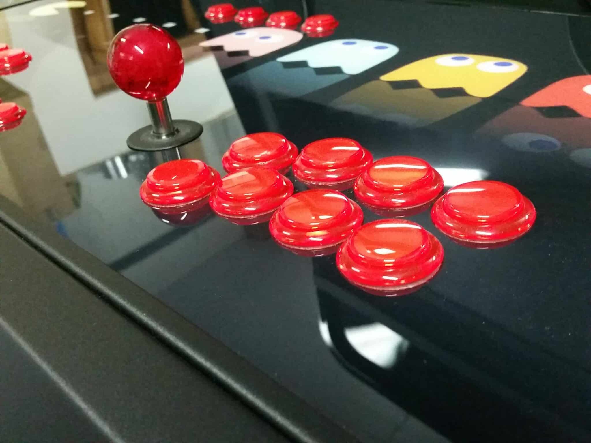 Gros plan sur les stick et boutons d'une borne d'arcade Pac-Man.